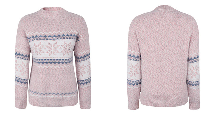 Damen im Strickpullover mit Schneeflockenmuster