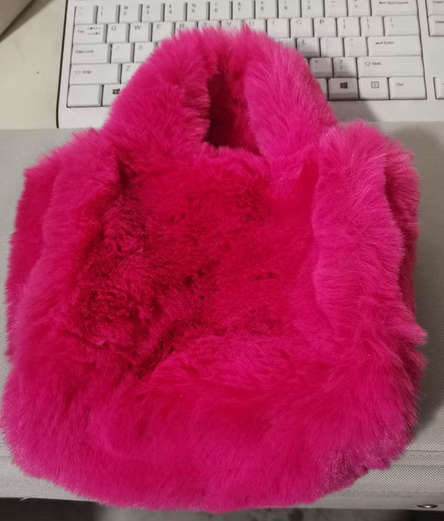 Flauschige Plüschtasche mit Kettenriemen