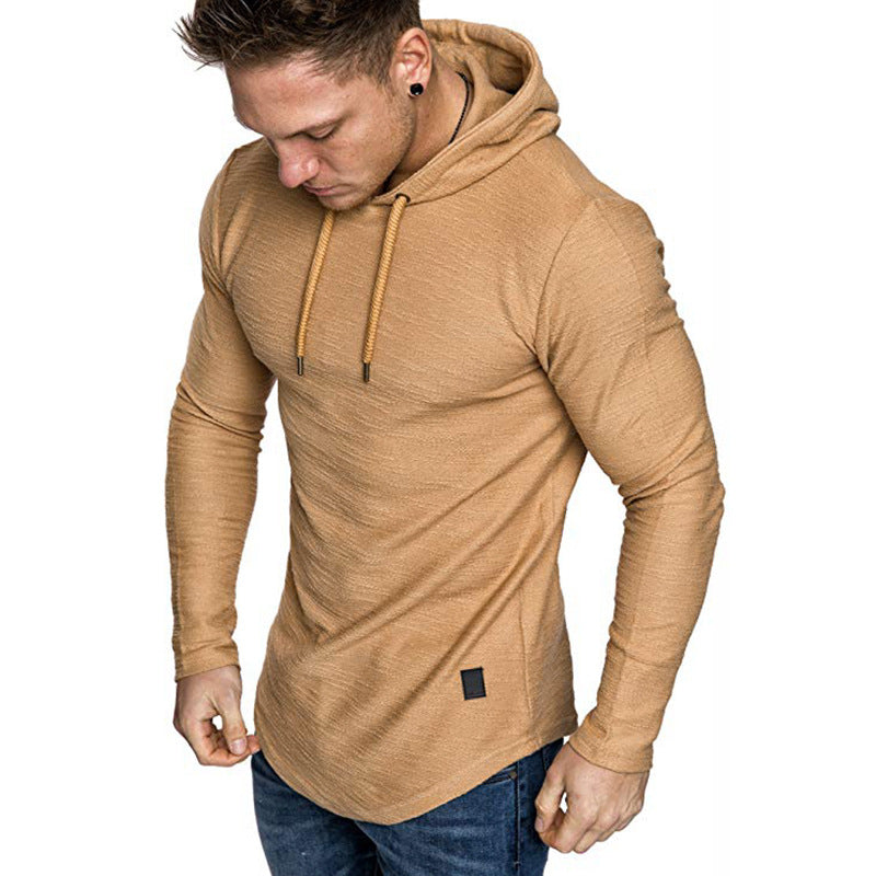 Mann im schmalen Hoodie mit Kapuze