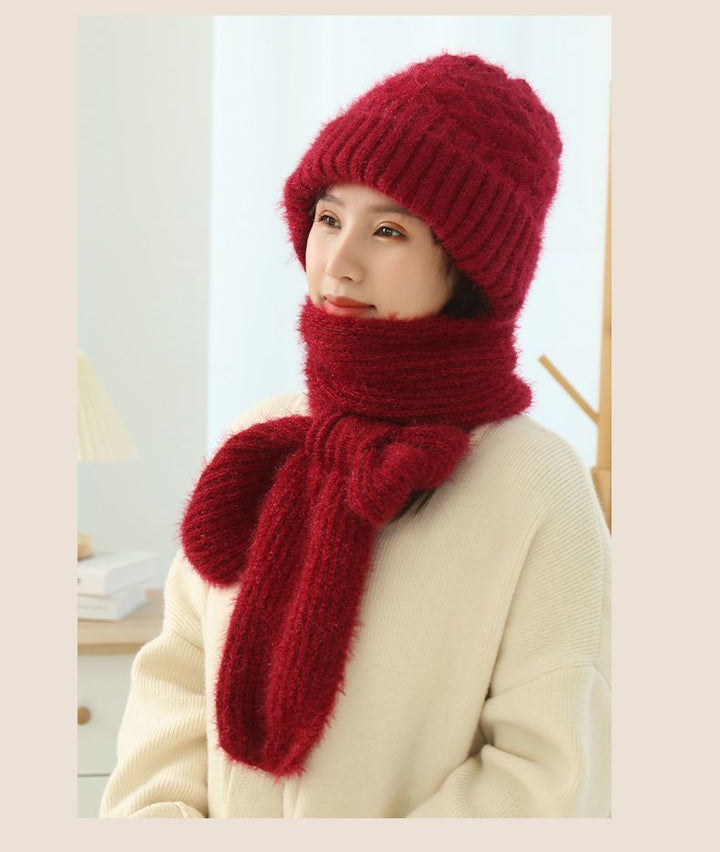Frau mit Strickmütze und angenähtem Schal