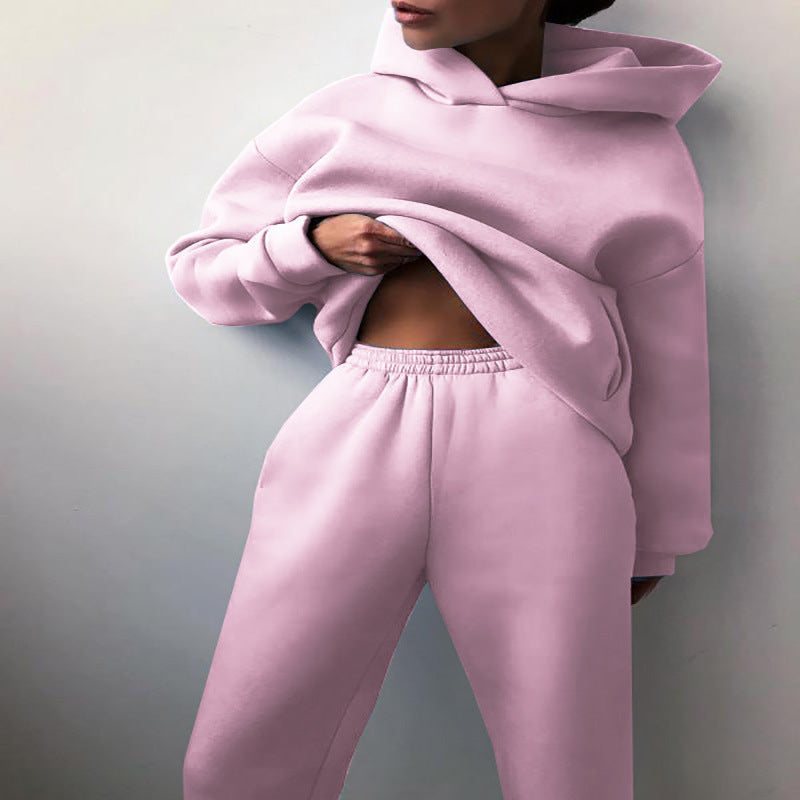 Frau im Hoodie-Set mit Jogginghose