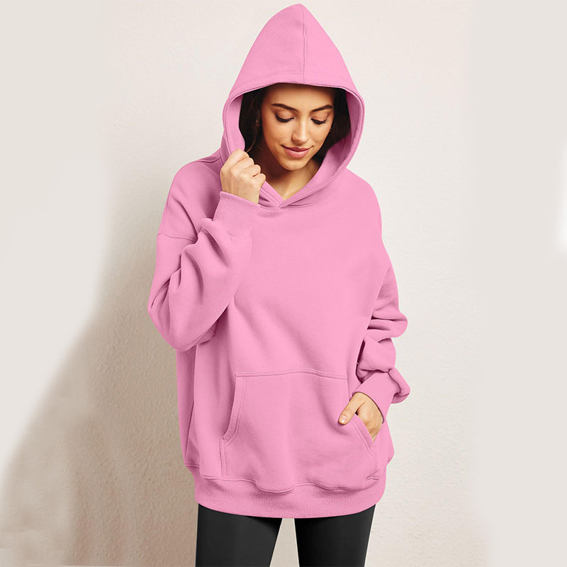 Damen im Oversize-Hoodie mit Kängurutasche