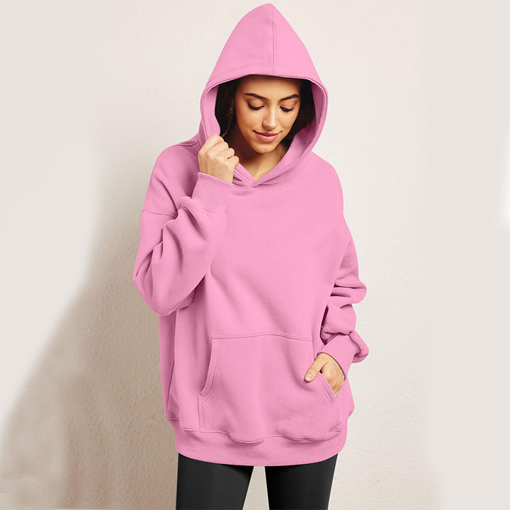 Damen im Oversize-Hoodie mit Kängurutasche