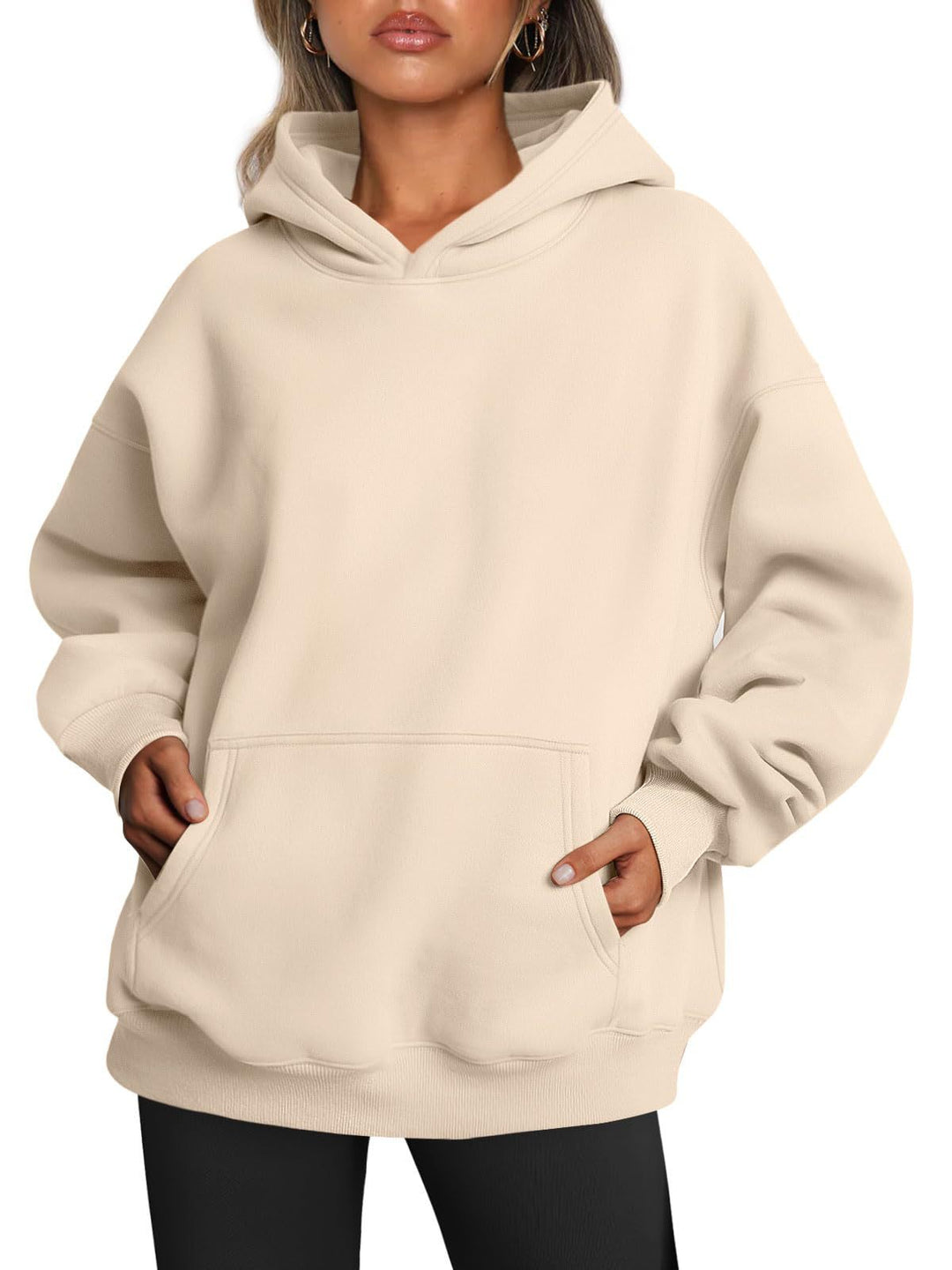 Damen im Oversize-Hoodie mit Kängurutasche