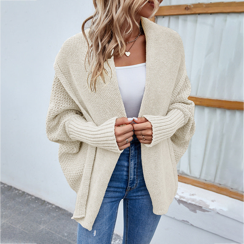Damen in Oversize-Strickjacke mit Schalkragen
