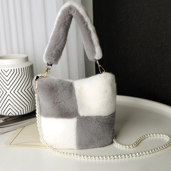 Plüsch-Beuteltasche mit Perlenkette kariert
