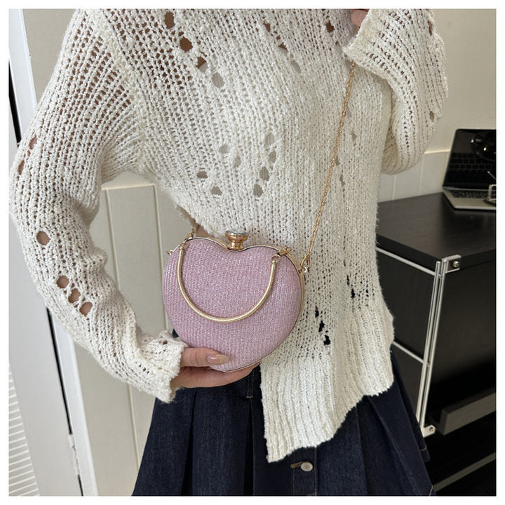 Herzförmige glänzende Clutch mit Kette