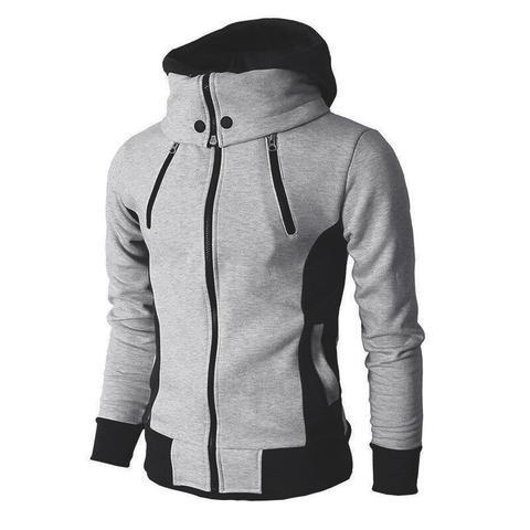 Mann in grauer Sweatjacke mit hohem Kragen
