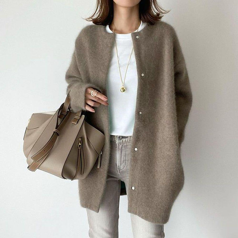 Damen in langer flauschiger Strickjacke