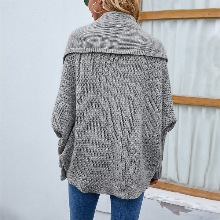 Damen in Oversize-Strickjacke mit Schalkragen