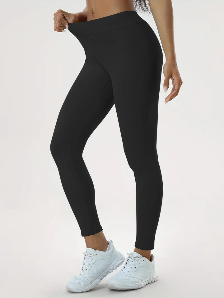 Frau in High-Waist-Yogaleggings mit Raffung