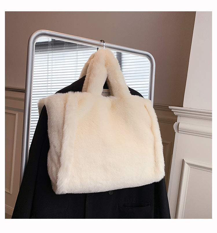 Flauschige Plüschtasche mit Kettenriemen