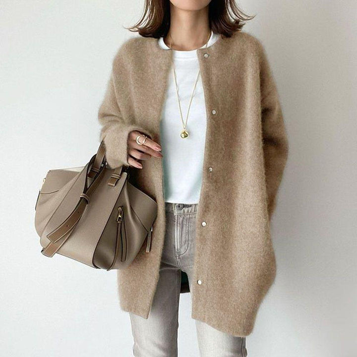 Damen in langer flauschiger Strickjacke