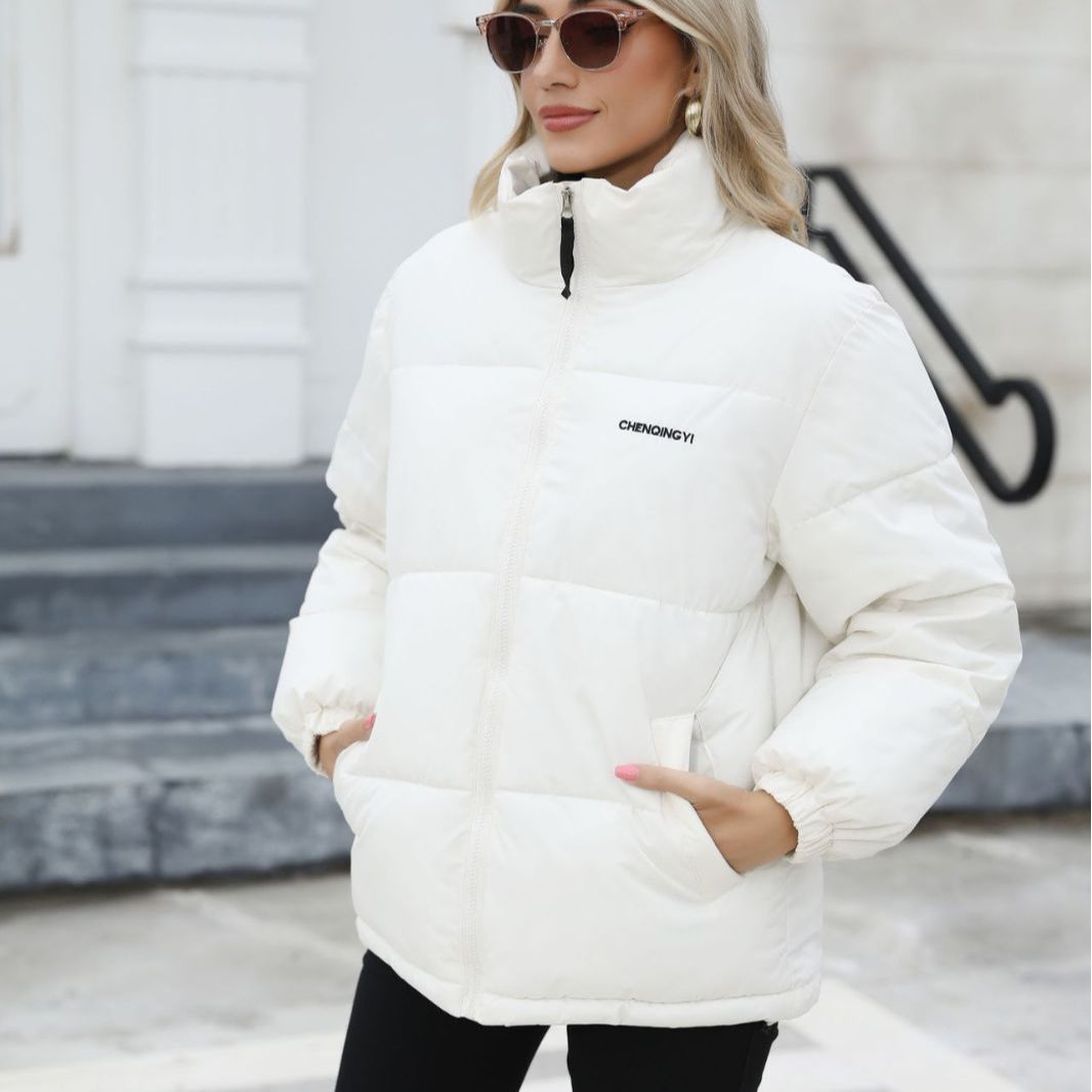 Frau in wattierter Steppjacke mit Stehkragen