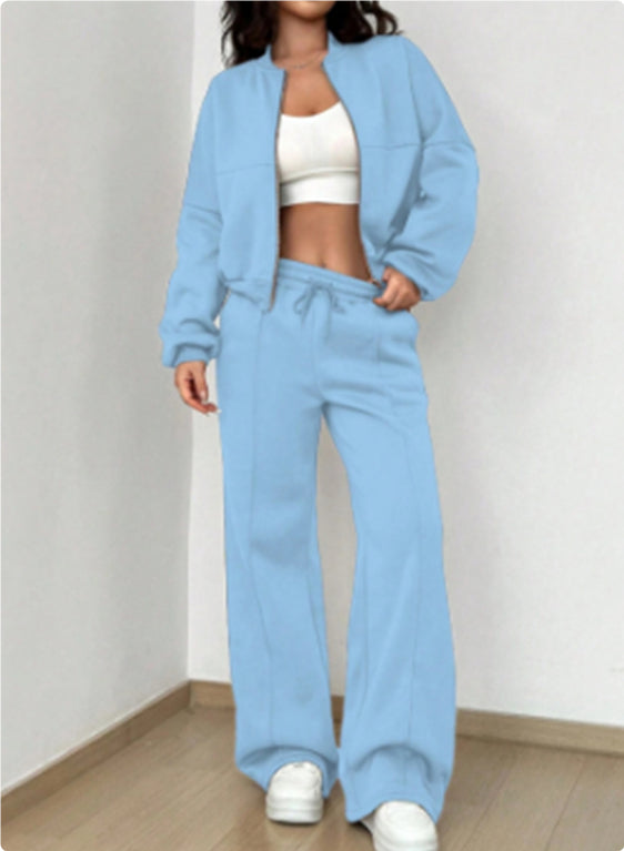 Frau im Zweiteiler mit Zip-Jacke und weiter Hose