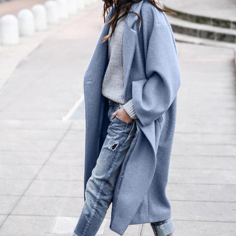 Damen im langen Oversize-Mantel mit Revers