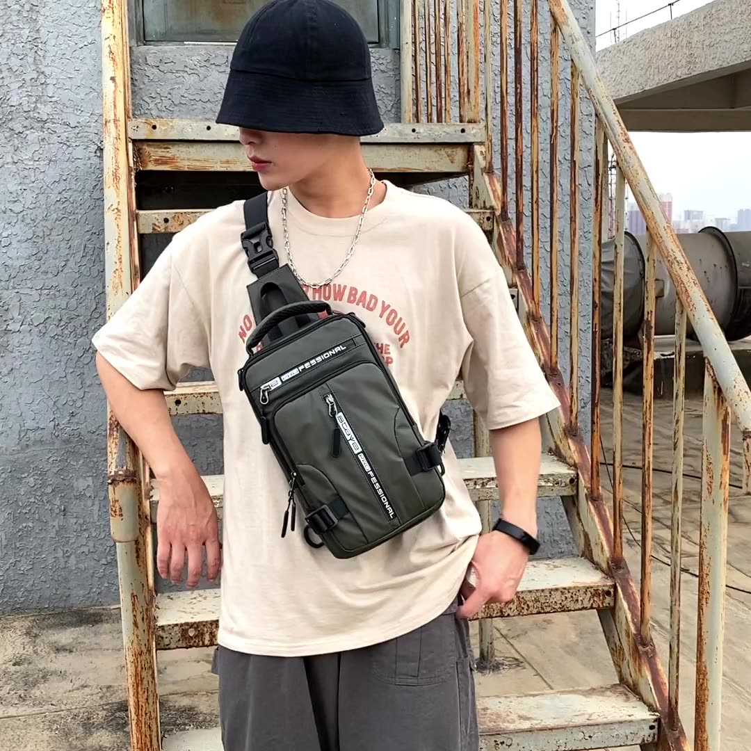 Herren Sling Bag quer über der Brust getragen