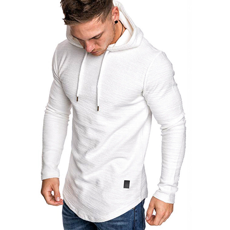 Mann im schmalen Hoodie mit Kapuze