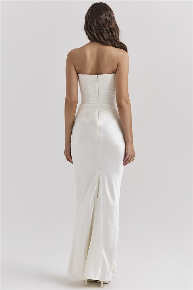 Frau im trägerlosen Satin-Abendkleid