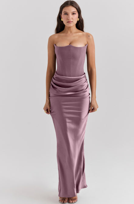 Frau im trägerlosen Satin-Abendkleid