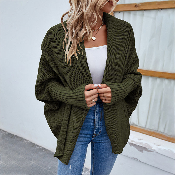 Damen in Oversize-Strickjacke mit Schalkragen