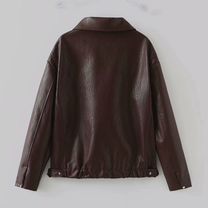 Frau in kurzer Kunstlederjacke in Bordeaux