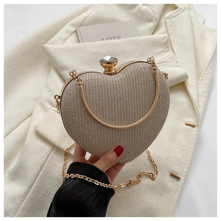 Herzförmige glänzende Clutch mit Kette