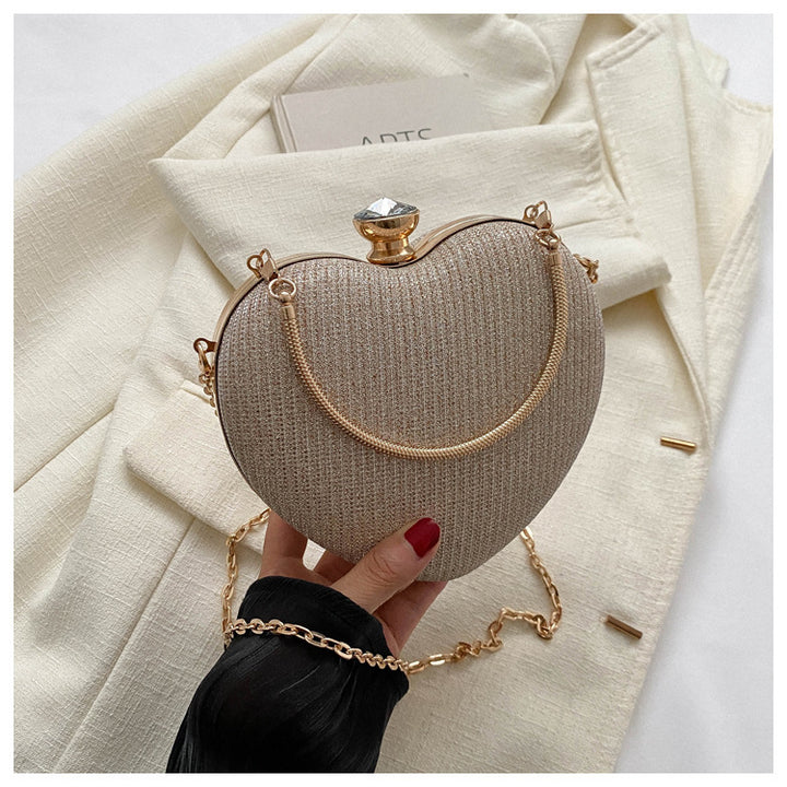 Herzförmige glänzende Clutch mit Kette
