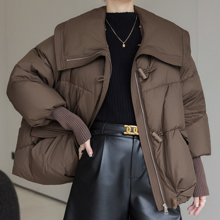 Damen in kurzer Steppjacke mit Fellkragen