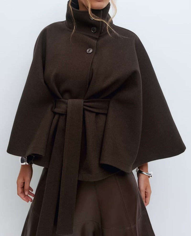 Damen im kurzen Cape-Mantel mit Stehkragen