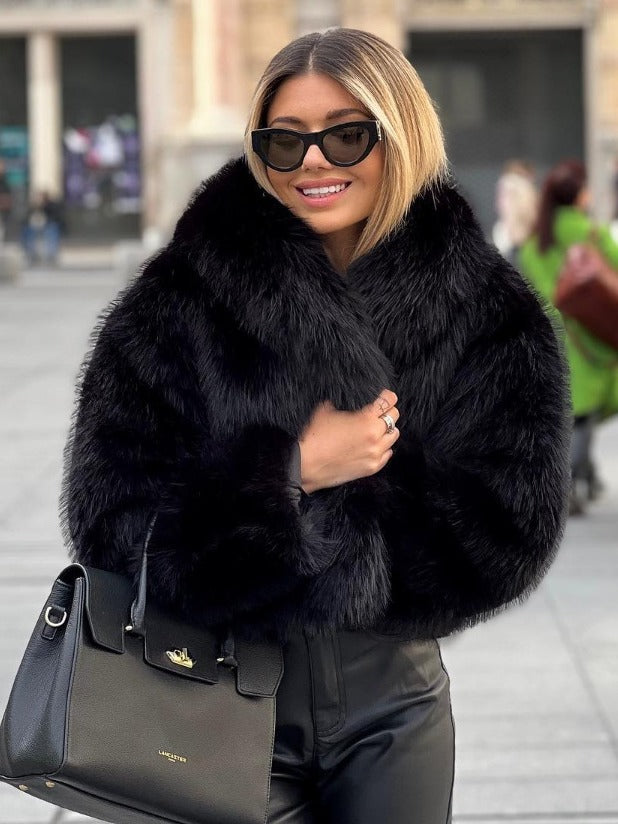 Damen in kurzer flauschiger Kunstfelljacke