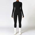 Frau im langärmeligen Yoga-Jumpsuit