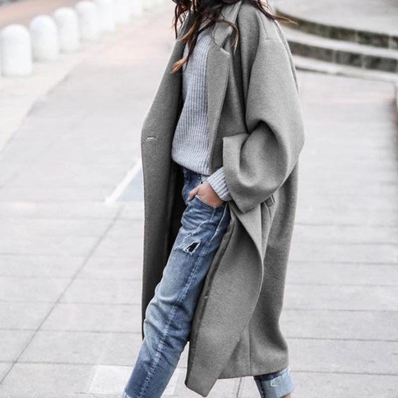 Damen im langen Oversize-Mantel mit Revers