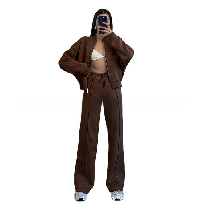 Frau im Zweiteiler mit Zip-Jacke und weiter Hose