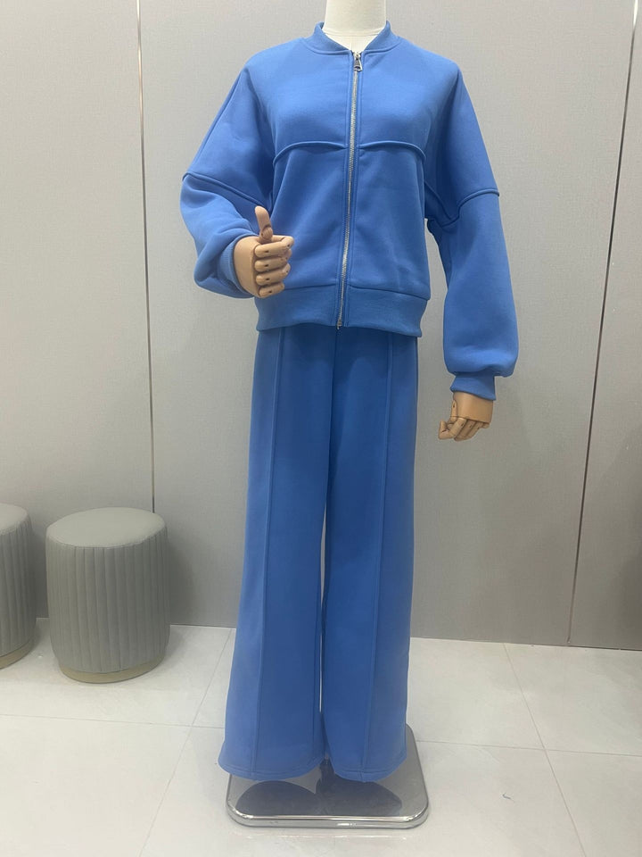 Frau im Zweiteiler mit Zip-Jacke und weiter Hose