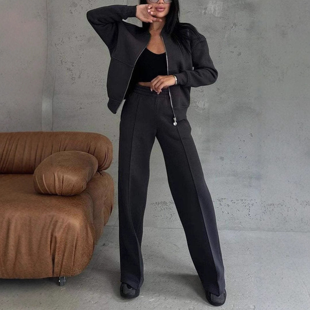 Frau im Zweiteiler mit Zip-Jacke und weiter Hose