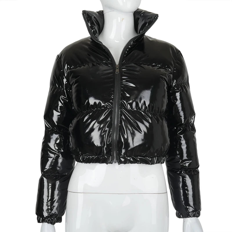Frau in kurzer glänzender Pufferjacke