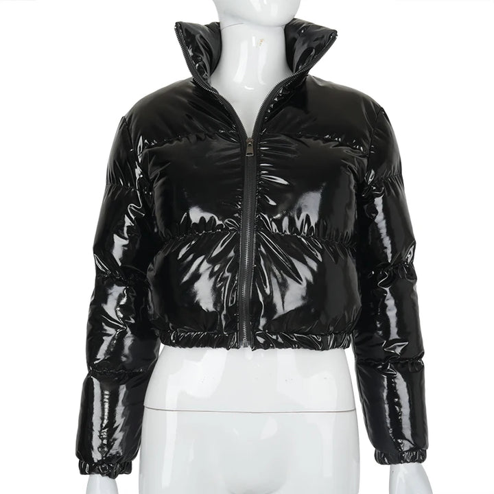 Frau in kurzer glänzender Pufferjacke
