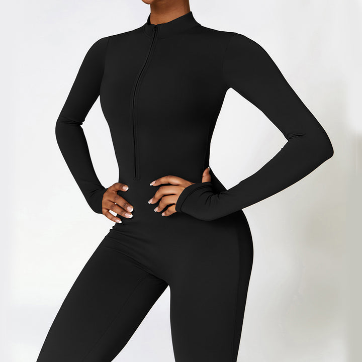 Frau im langärmeligen Yoga-Jumpsuit
