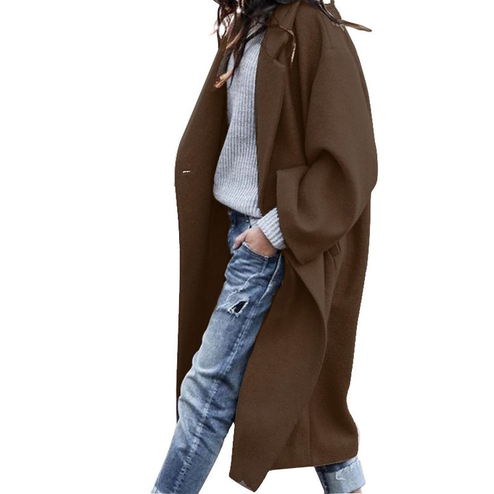 Damen im langen Oversize-Mantel mit Revers