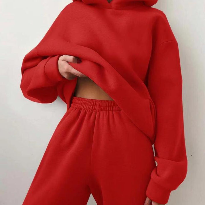 Frau im Hoodie-Set mit Jogginghose