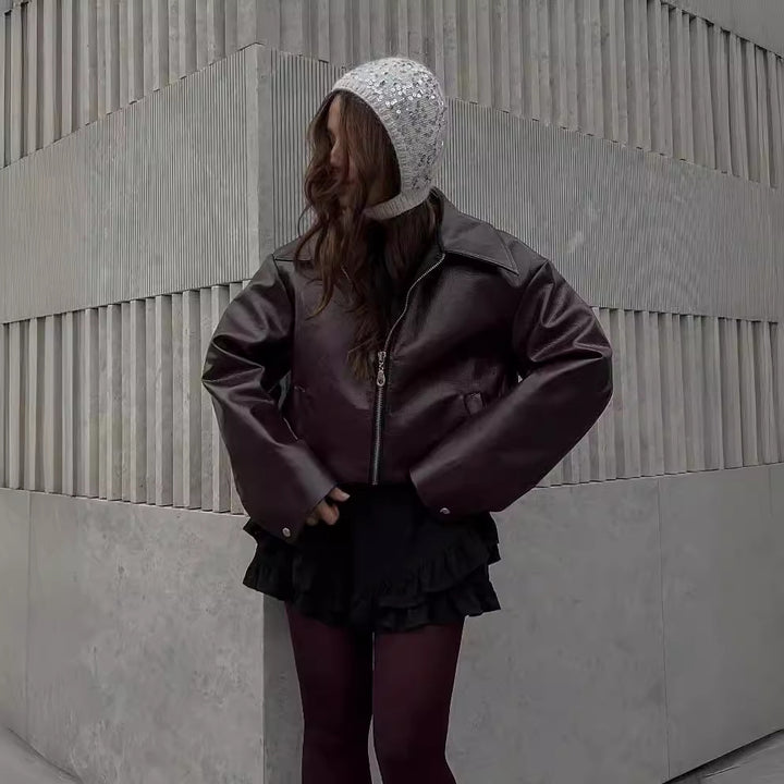 Frau in kurzer Kunstlederjacke in Bordeaux