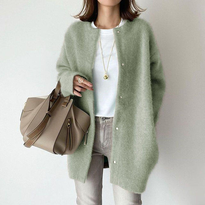 Damen in langer flauschiger Strickjacke