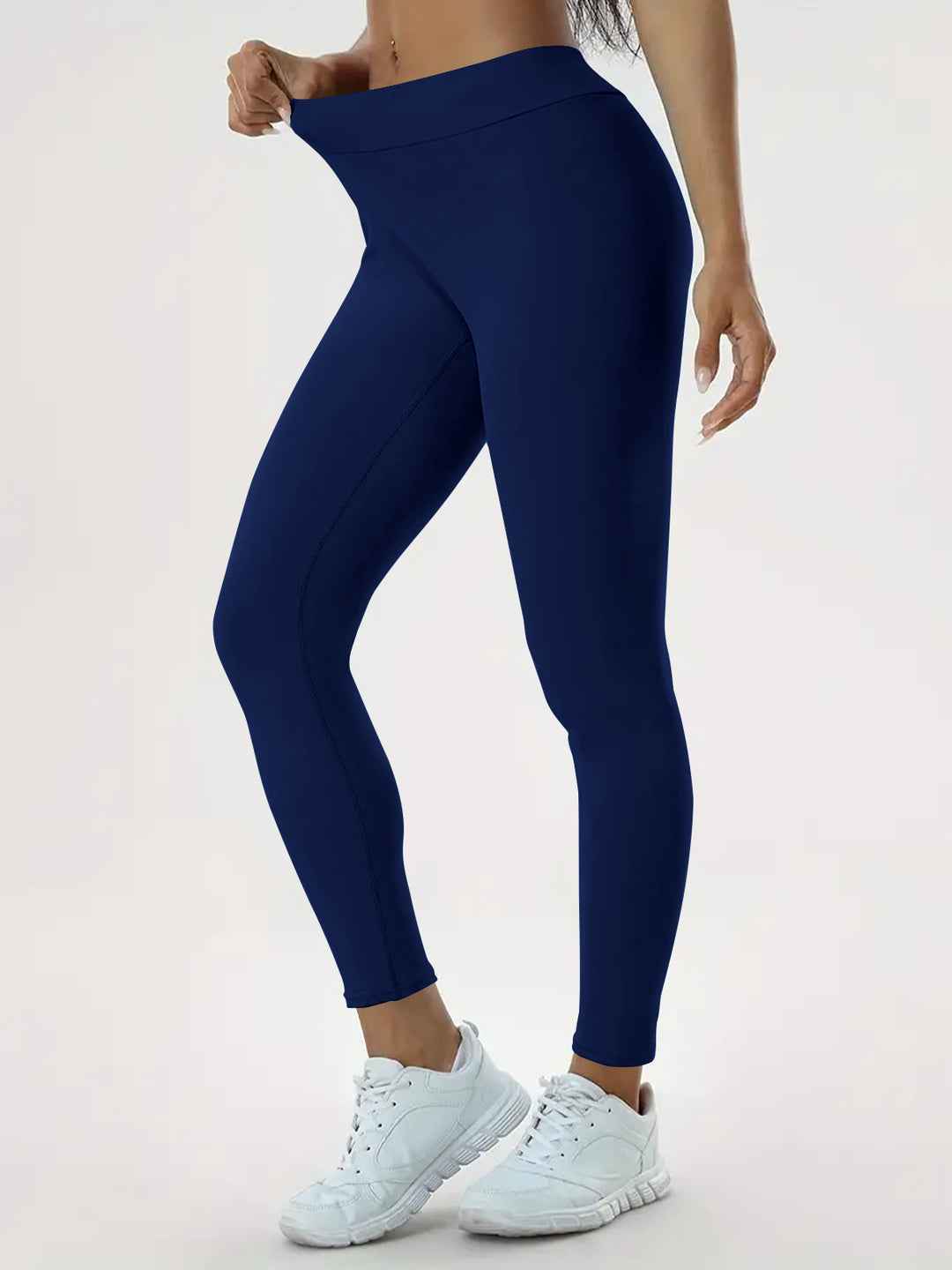 Frau in High-Waist-Yogaleggings mit Raffung