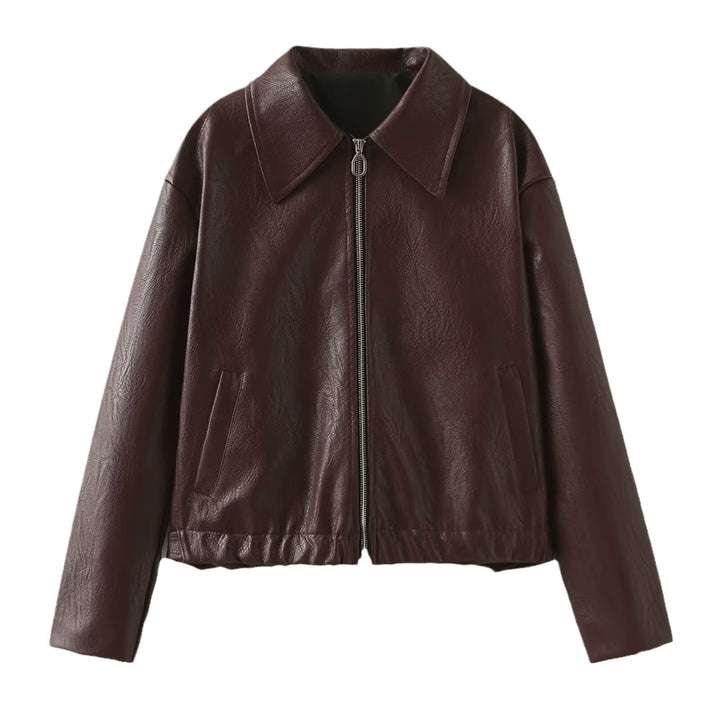 Frau in kurzer Kunstlederjacke in Bordeaux
