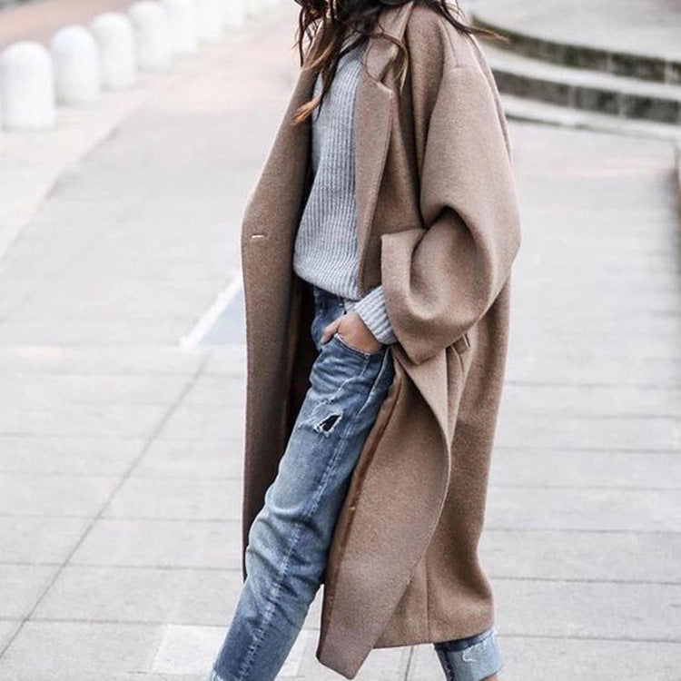 Damen im langen Oversize-Mantel mit Revers
