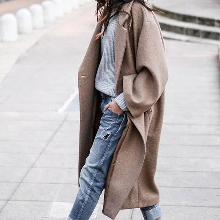 Damen im langen Oversize-Mantel mit Revers