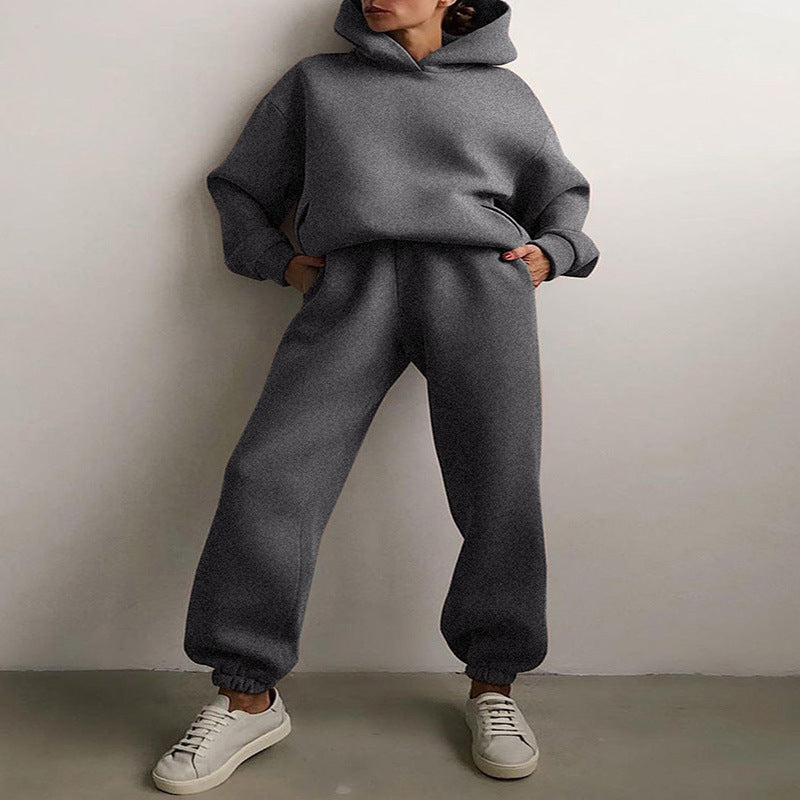 Frau im Hoodie-Set mit Jogginghose