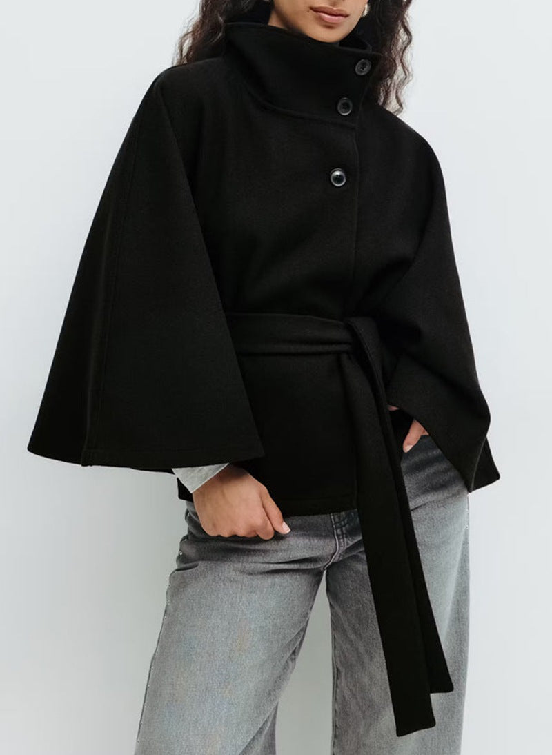 Damen im kurzen Cape-Mantel mit Stehkragen
