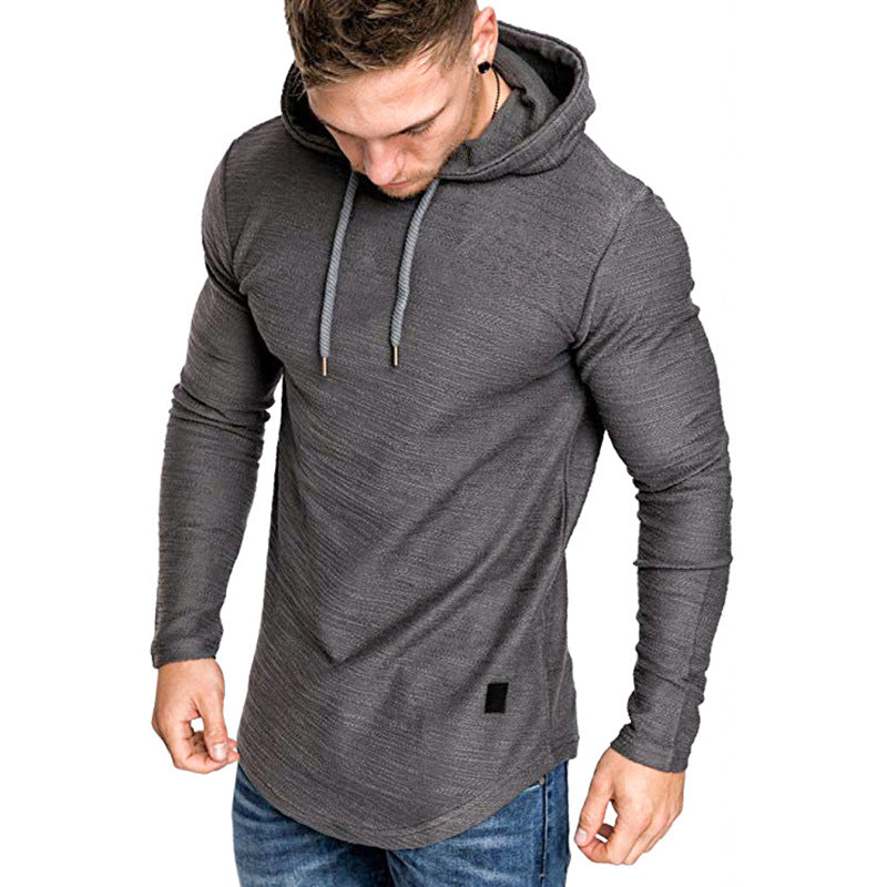 Mann im schmalen Hoodie mit Kapuze